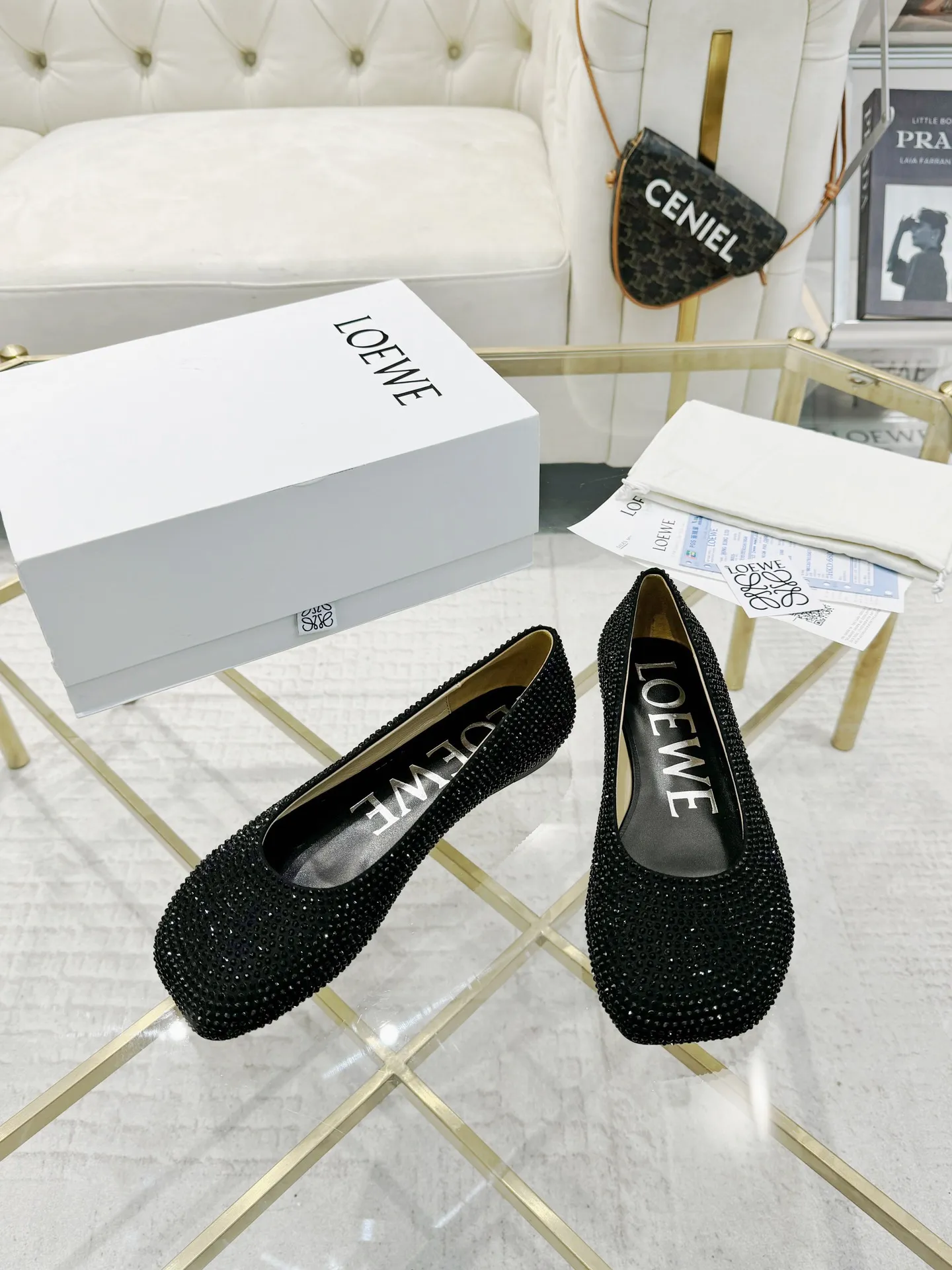 💕💕Factory direct selling price p640💕💕 LOEWE‼ ️ New arrival‼ ️Imported genuine leather sole Loewe 2024/aw early spring latest T stage colored diamond series catwalk style 😘😘😘 Upper: imported silk cloth lining: imported water-dyed sheepskin Outsole: original molded injection molded leather outsole Heel: small flat size Number: 35-39 (40/41/42/43 custom-made, non-refundable)